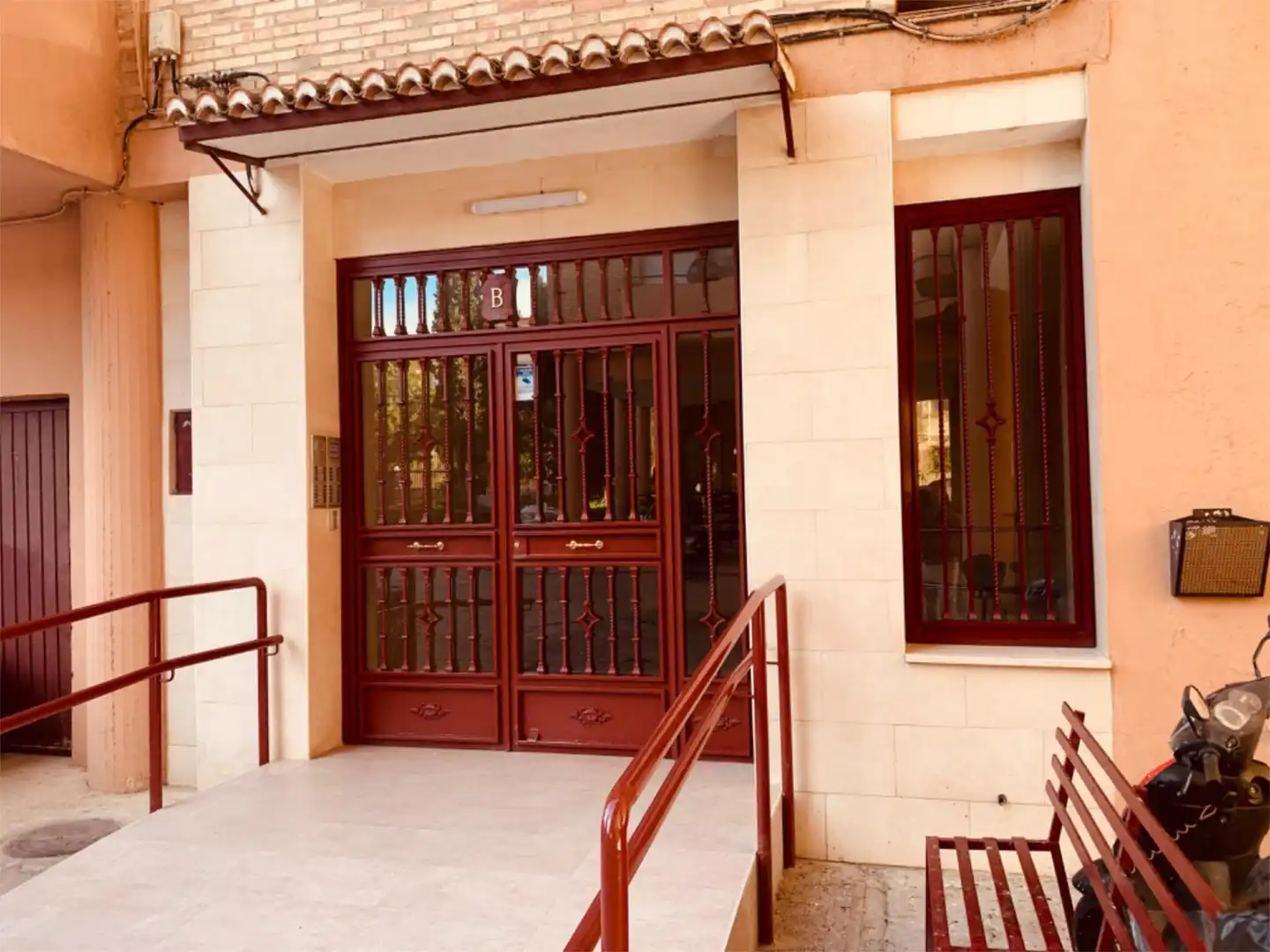 Wohnung zum Verkauf in Granada mit Heizung, Privatgarten und Parkett
