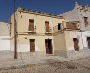 Vista exterior de Casa adosada en venda en Valle de la Serena amb Terrassa i Balcó