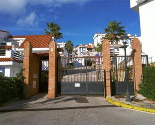 Vista exterior de Casa o xalet de lloguer en Manilva amb Terrassa i Piscina