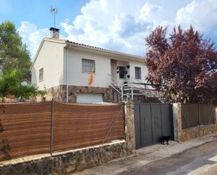 Vista exterior de Casa o xalet en venda en Pareja amb Terrassa i Piscina