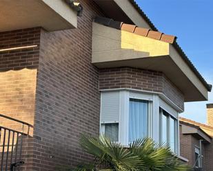 Vista exterior de Casa o xalet en venda en El Casar amb Aire condicionat, Terrassa i Balcó