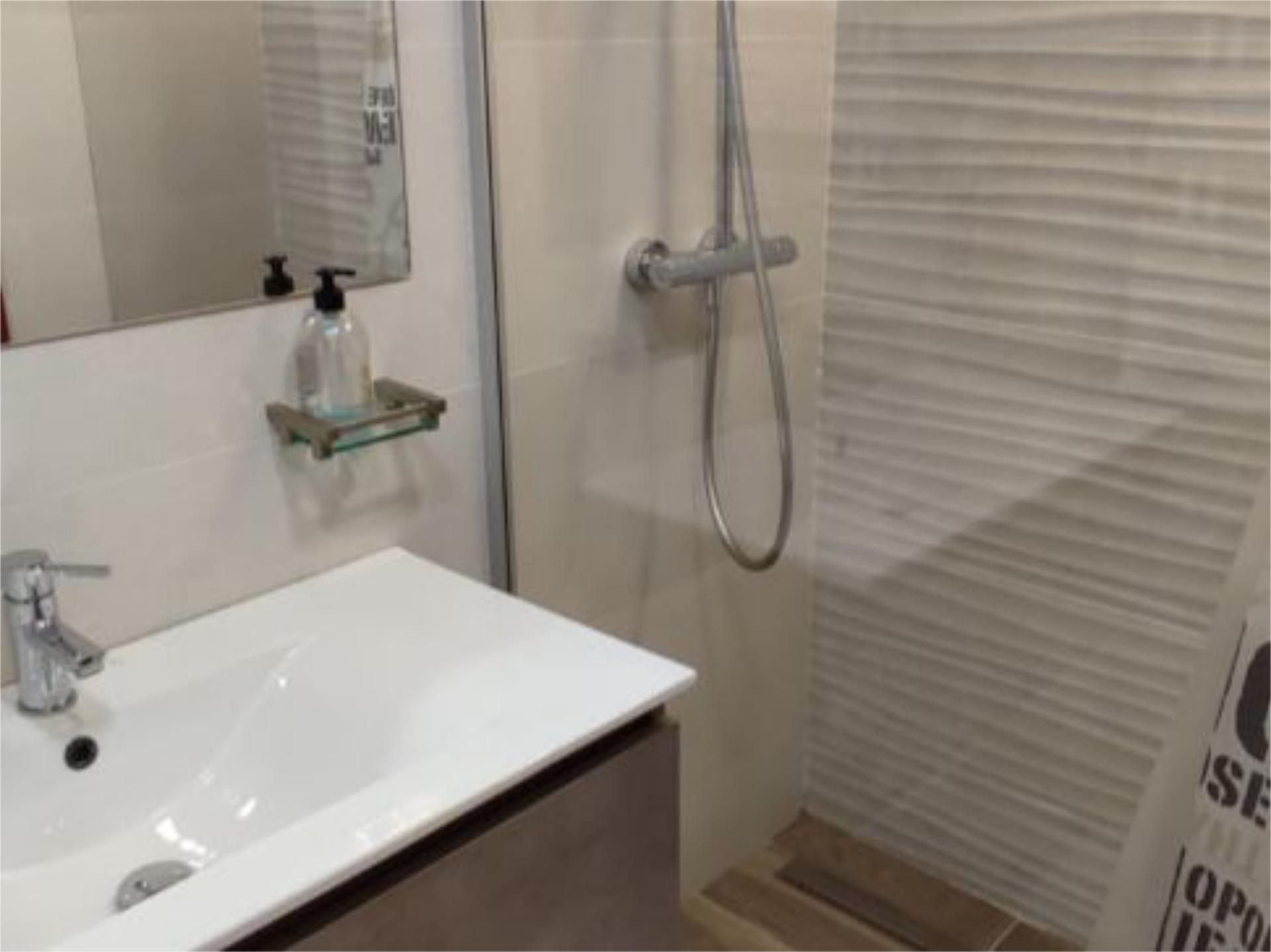 Bathroom of Flat to rent in  Zaragoza Capital  with Air Conditioner, Heating and Parquet flooring