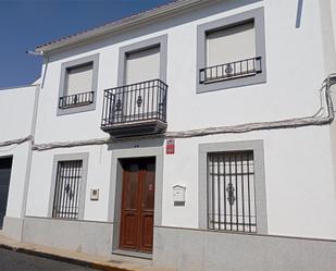 Vista exterior de Casa adosada en venda en Hinojosa del Duque amb Aire condicionat i Terrassa