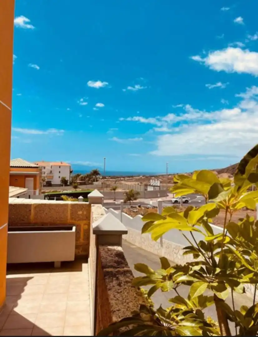Vista exterior de Casa o chalet en venta en Arona con Aire acondicionado, Terraza y Piscina