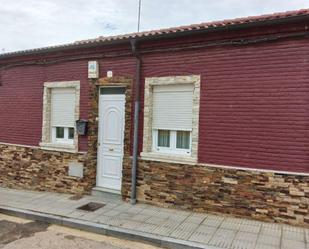 Vista exterior de Casa adosada en venda en León Capital  amb Terrassa