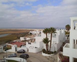 Vista exterior de Àtic en venda en Conil de la Frontera amb Terrassa, Piscina i Balcó