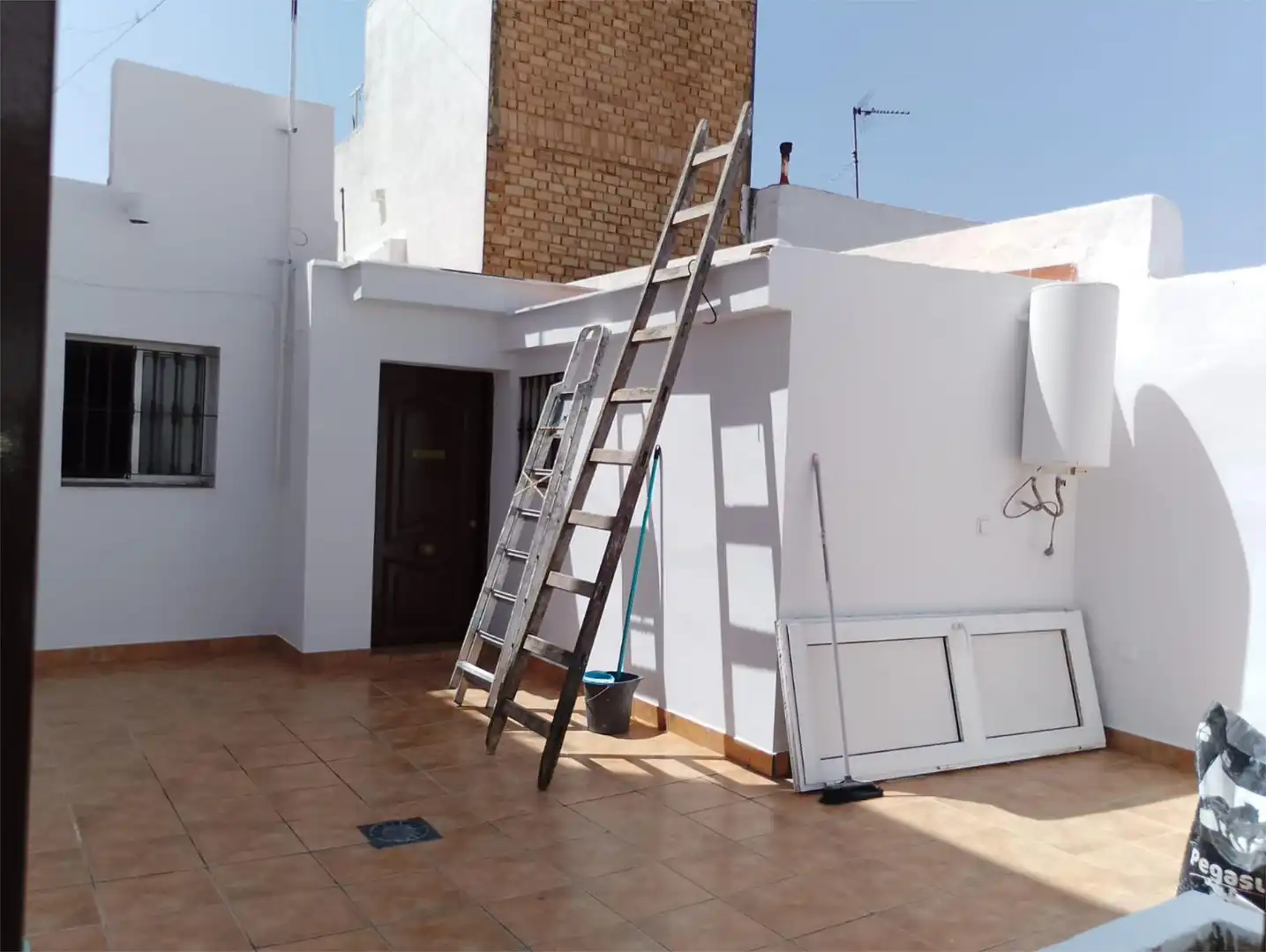 Vista exterior de Planta baja en venta en Paterna de Rivera con Terraza