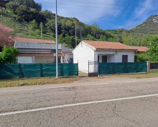 Vista exterior de Casa o xalet en venda en La Pola de Gordón  amb Terrassa