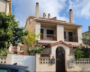 Vista exterior de Casa o xalet en venda en Cubelles amb Aire condicionat, Terrassa i Piscina