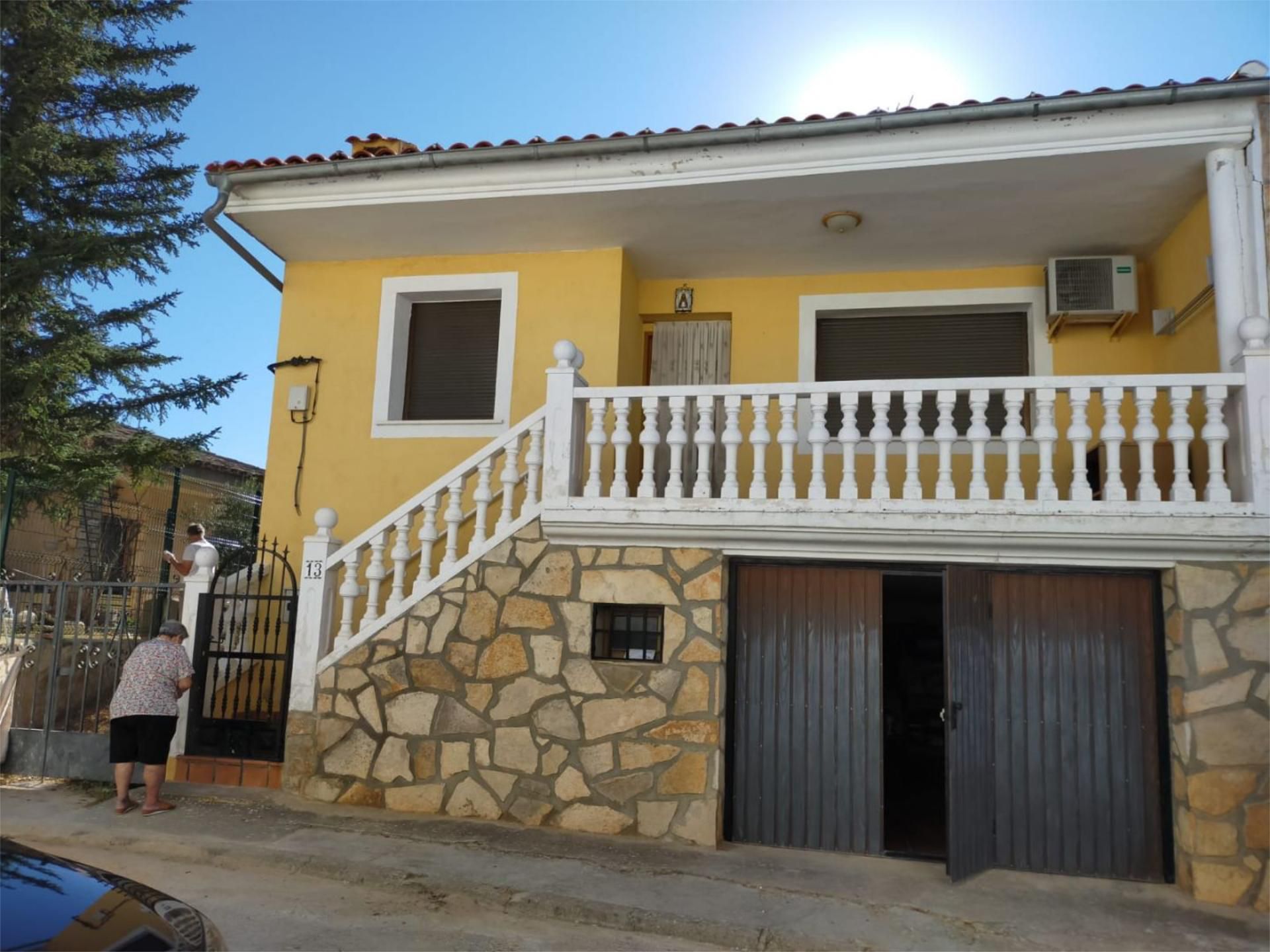 Vista exterior de Casa o xalet en venda en Albalate de las Nogueras amb Aire condicionat, Terrassa i Moblat