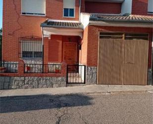 Vista exterior de Casa adosada en venda en La Puebla de Montalbán amb Terrassa