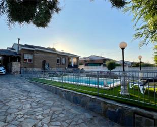 Vista exterior de Casa o xalet en venda en Carabaña amb Terrassa, Piscina i Balcó