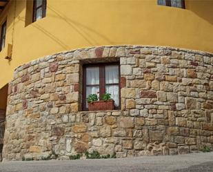 Außenansicht von Einfamilien-Reihenhaus miete in Ribadesella mit Heizung, Terrasse und Möbliert