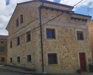 Außenansicht von Haus oder Chalet zum verkauf in Villayerno Morquillas mit Heizung, Parkett und Terrasse