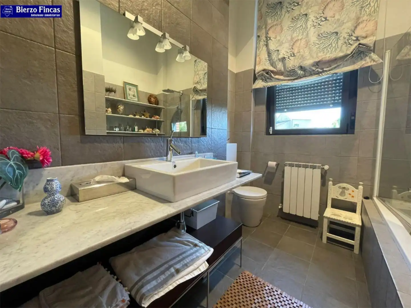 Badezimmer von Wohnung zum Verkauf in Valverde de la Virgen mit Heizung, Privatgarten und Parkett