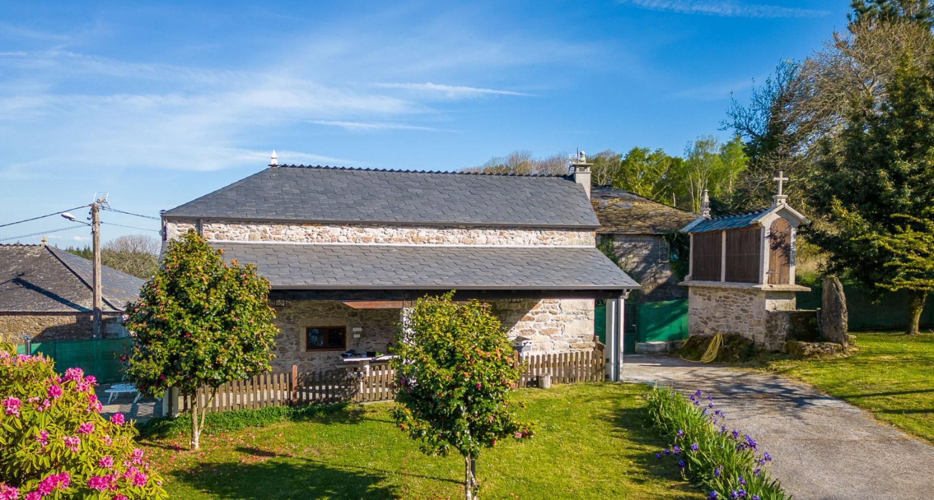 Vista exterior de Casa o xalet en venda en Friol amb Calefacció, Jardí privat i Parquet