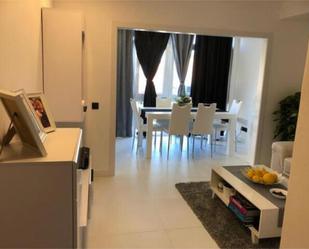 Menjador de Apartament de lloguer en Benidorm amb Piscina