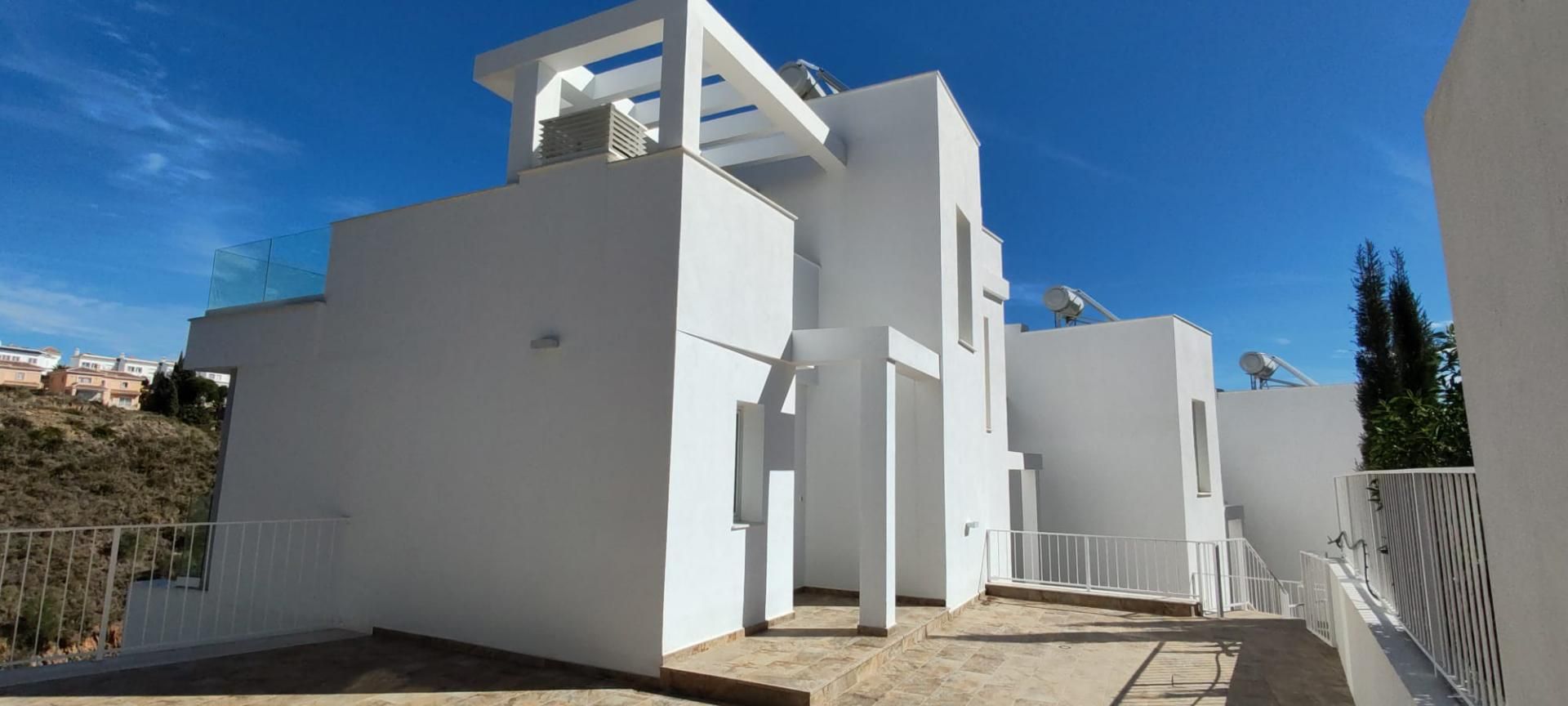Vista exterior de Casa adosada en venda en Fuengirola amb Aire condicionat, Terrassa i Piscina