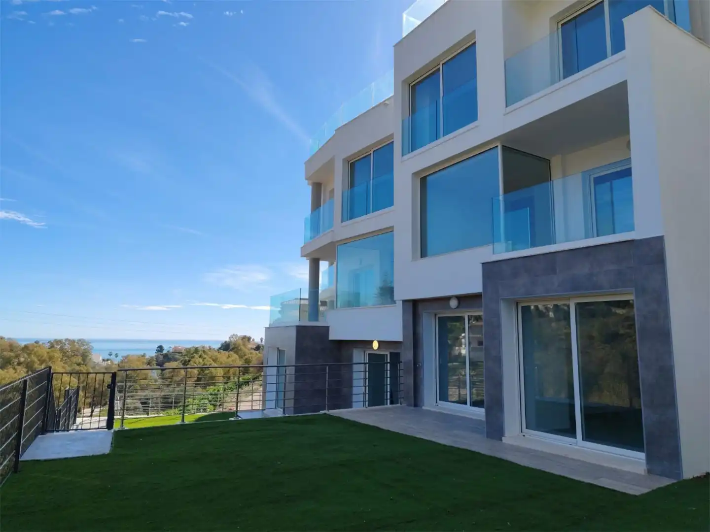 Casa adosada en venta en Calle Brezos, 3, Torreblanca del Sol Vista exterior de Casa adosada en venta en Fuengirola con Aire acondicionado, Terraza y Piscina