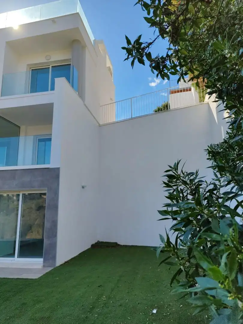 Casa adosada en venta en Calle Brezos, 3, Torreblanca del Sol Vista exterior de Casa adosada en venta en Fuengirola con Aire acondicionado, Terraza y Piscina