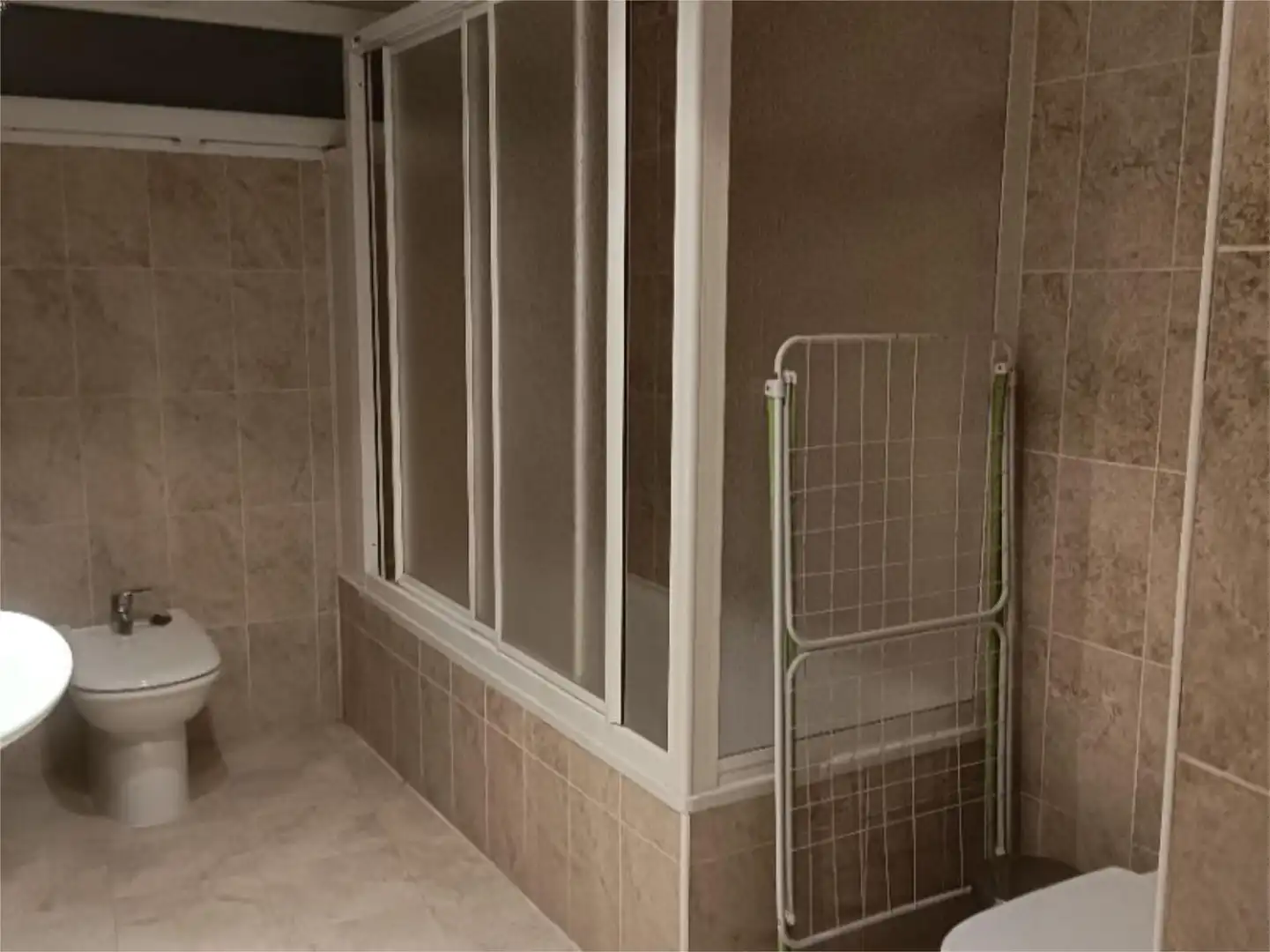 Room in Avenida Castilla y León, 5, Guardo Bathroom of Flat for share in Guardo with Heating, Parquet flooring and Furnished