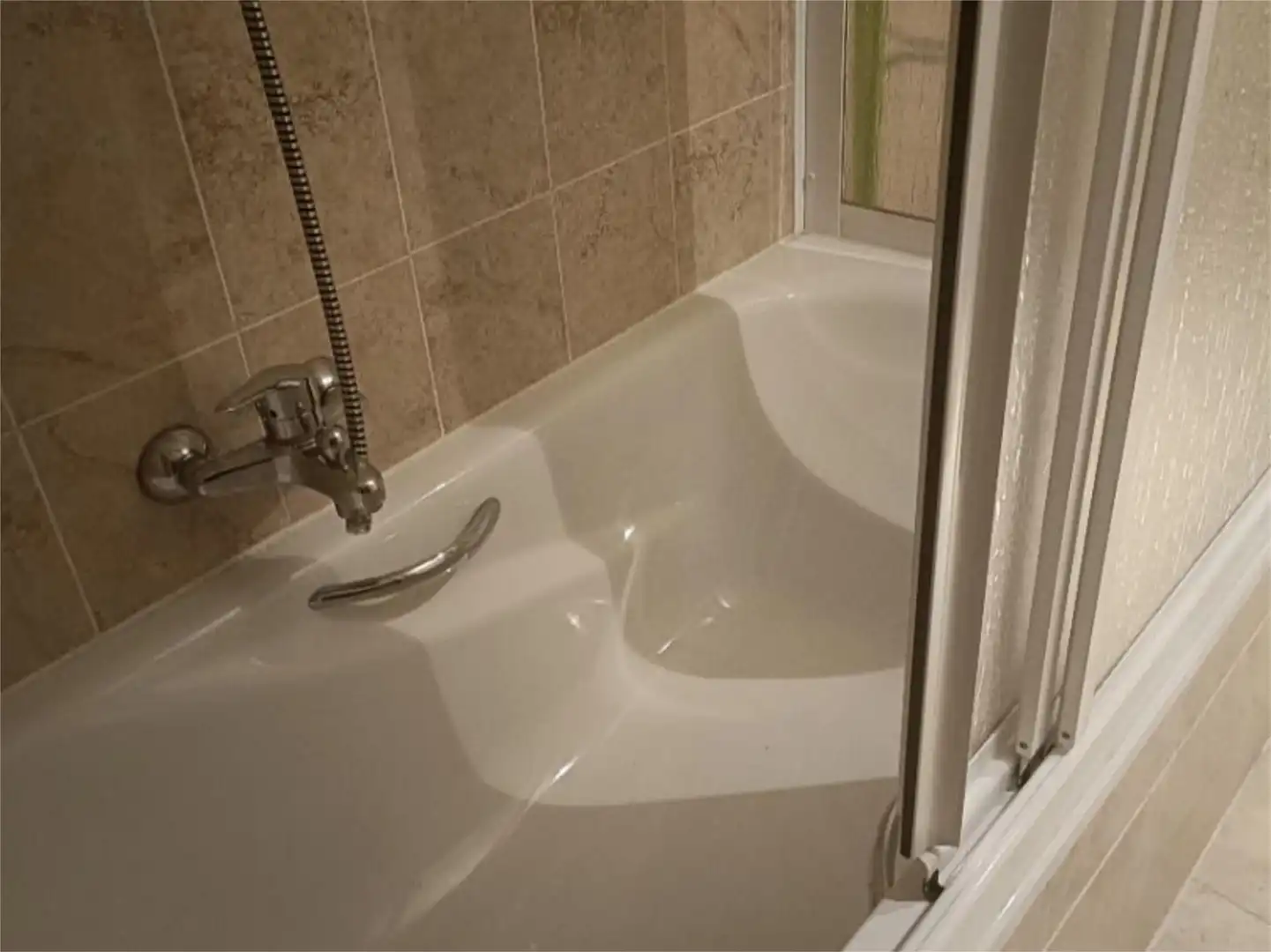 Room in Avenida Castilla y León, 5, Guardo Bathroom of Flat for share in Guardo with Heating, Parquet flooring and Furnished