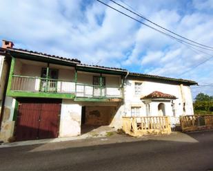 Vista exterior de Casa adosada en venda en Castañeda amb Terrassa i Balcó