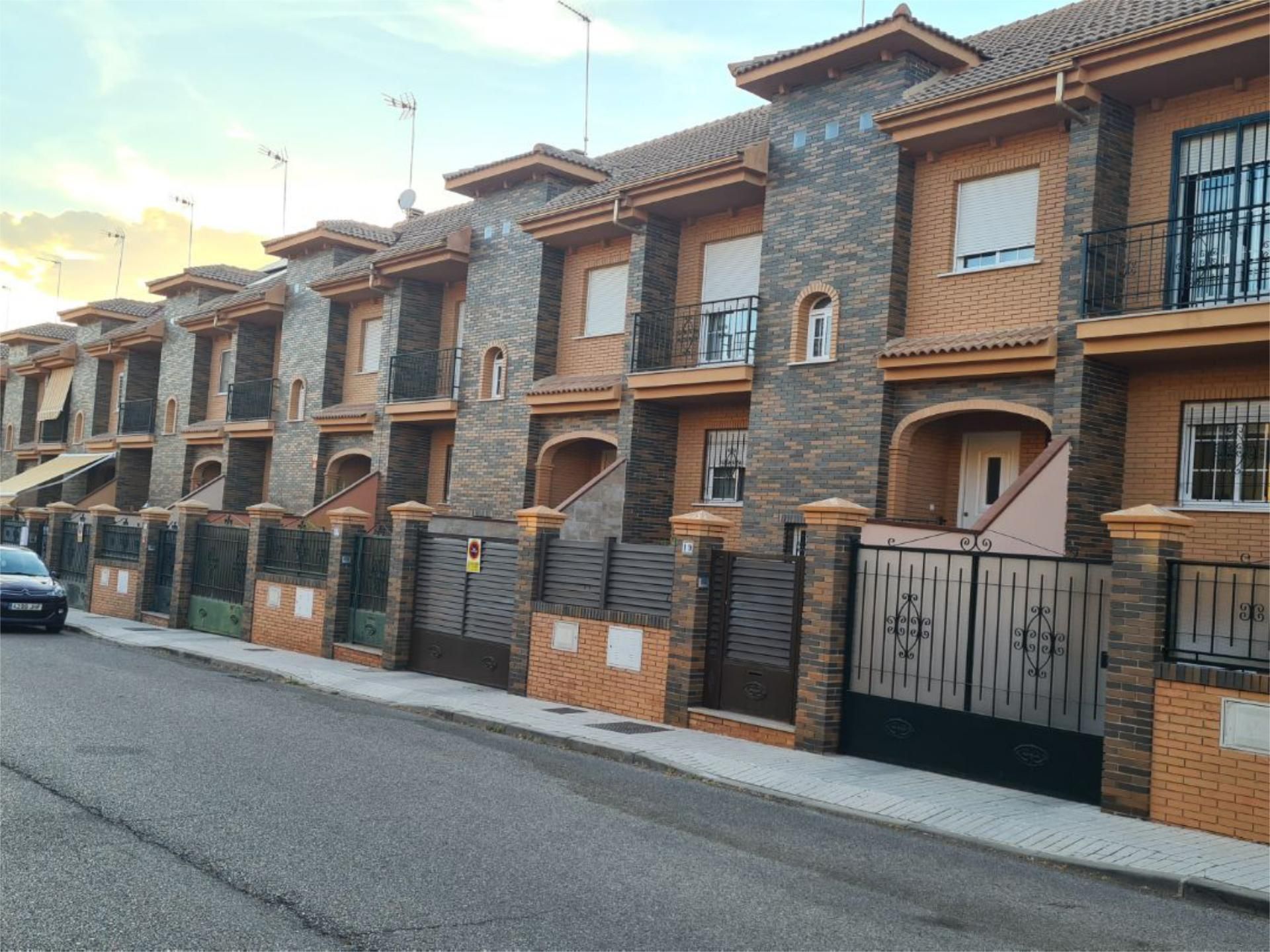 Exterior view of Single-family semi-detached for sale in Linares