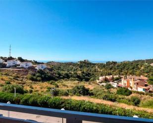 Vista exterior de Apartament en venda en Estepona amb Terrassa i Piscina