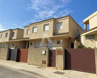 Vista exterior de Casa o xalet en venda en Lebrija amb Terrassa i Piscina