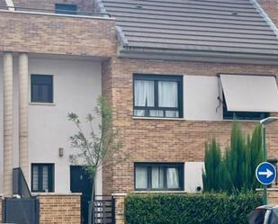 Vista exterior de Casa o xalet en venda en Ciudad Real Capital amb Aire condicionat, Terrassa i Piscina