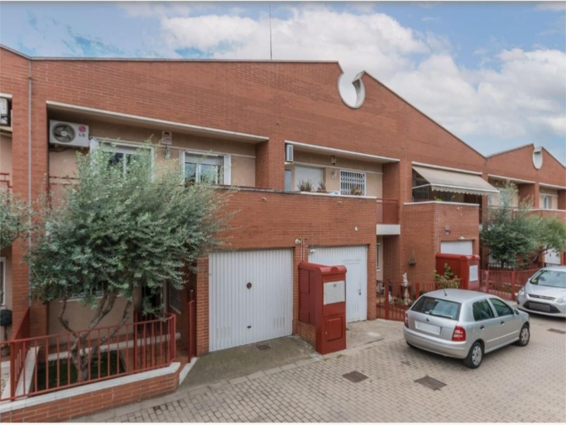 Vista exterior de Casa adosada en venda en Mollet del Vallès amb Aire condicionat, Calefacció i Jardí privat
