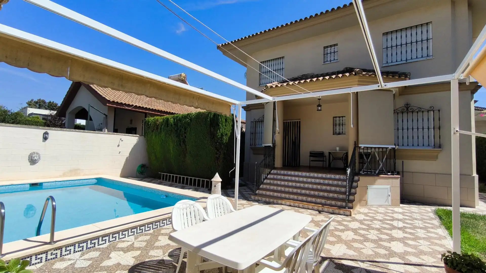 Vista exterior de Casa o chalet en venta en Valencina de la Concepción con Piscina