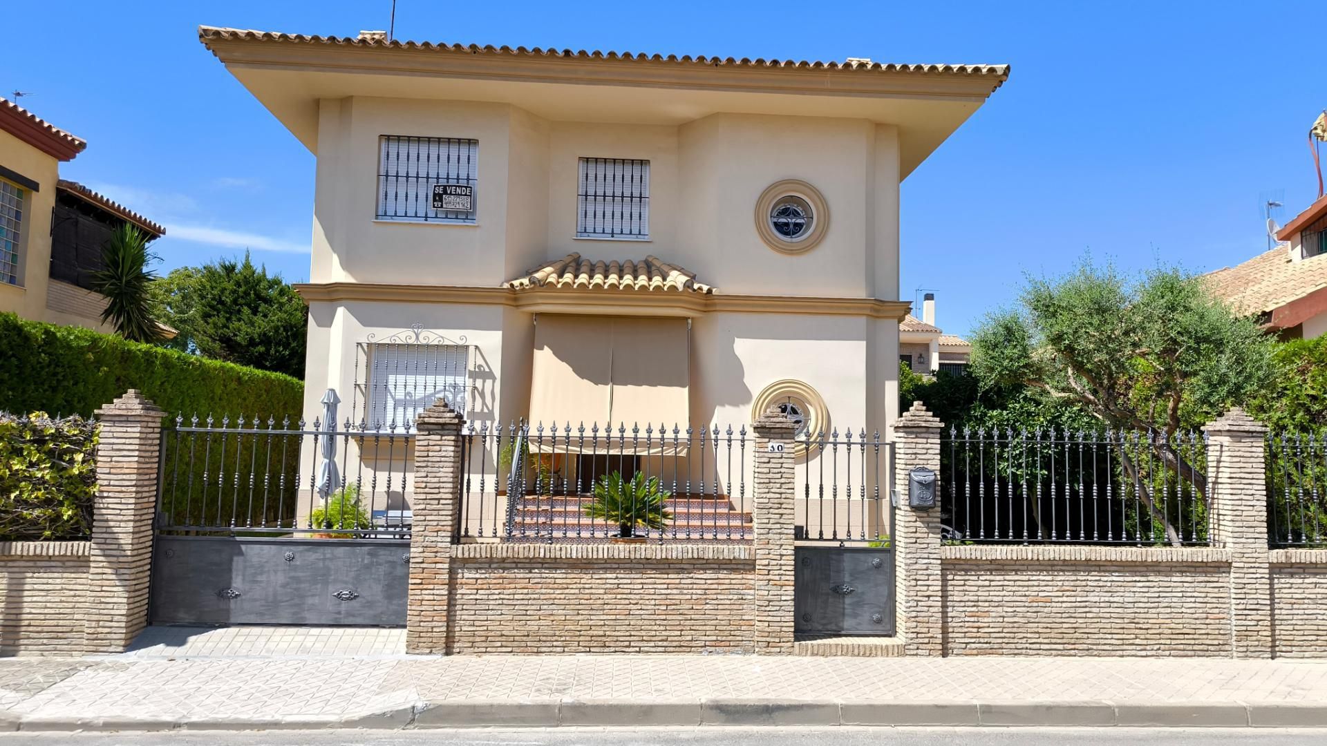 Vista exterior de Casa o xalet en venda en Valencina de la Concepción amb Piscina