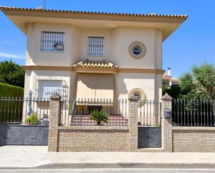 Vista exterior de Casa o xalet en venda en Valencina de la Concepción amb Piscina