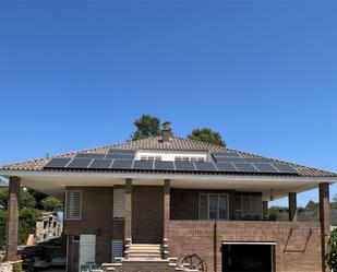 Vista exterior de Casa o xalet en venda en Pallejà amb Terrassa, Piscina i Balcó