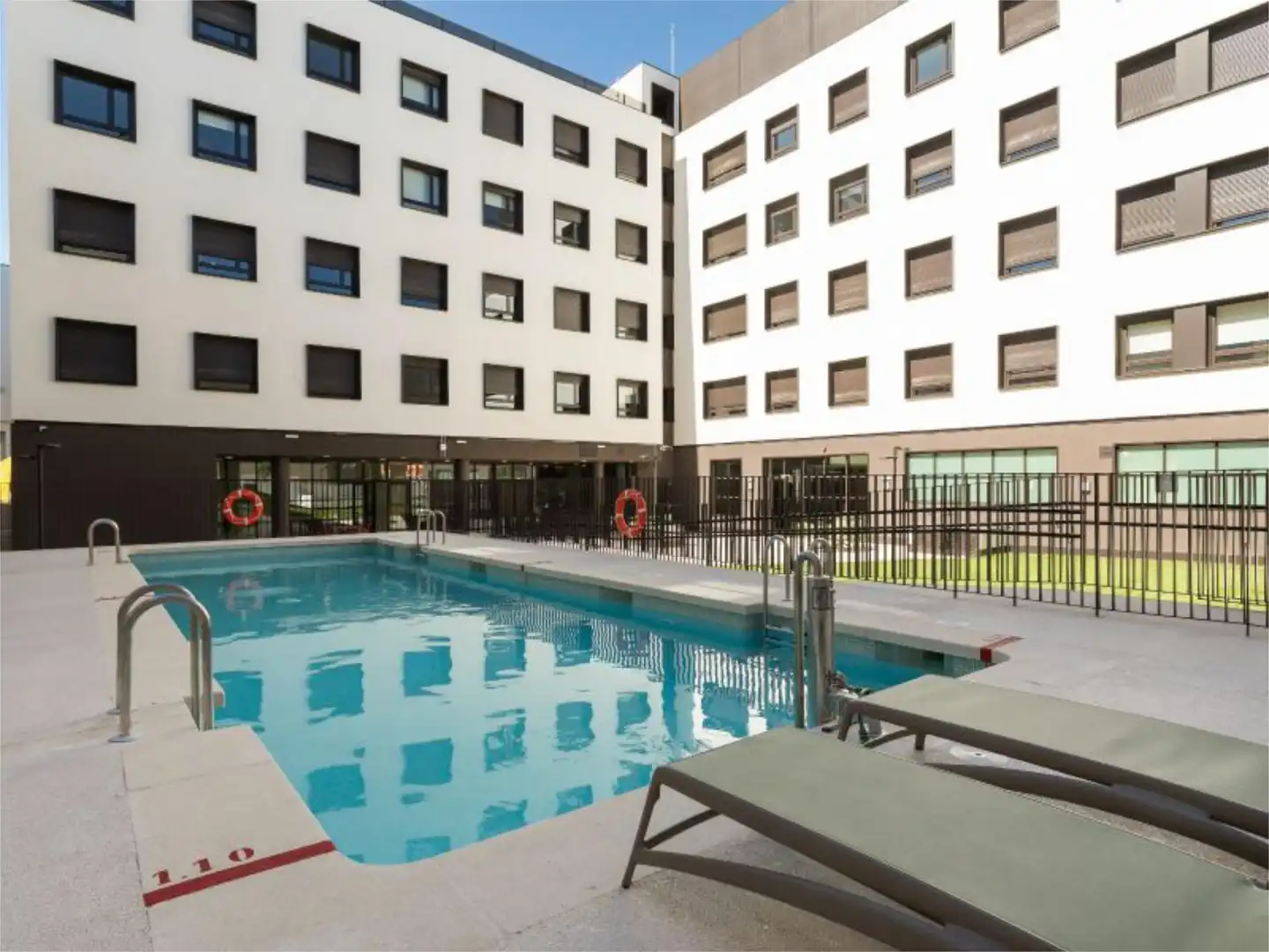 Habitació a Calle de Manuel Tovar, 14, Tres Olivos - Valverde Piscina de Estudi per a compartir en Madrid amb Aire condicionat, Calefacció i Jardí privat