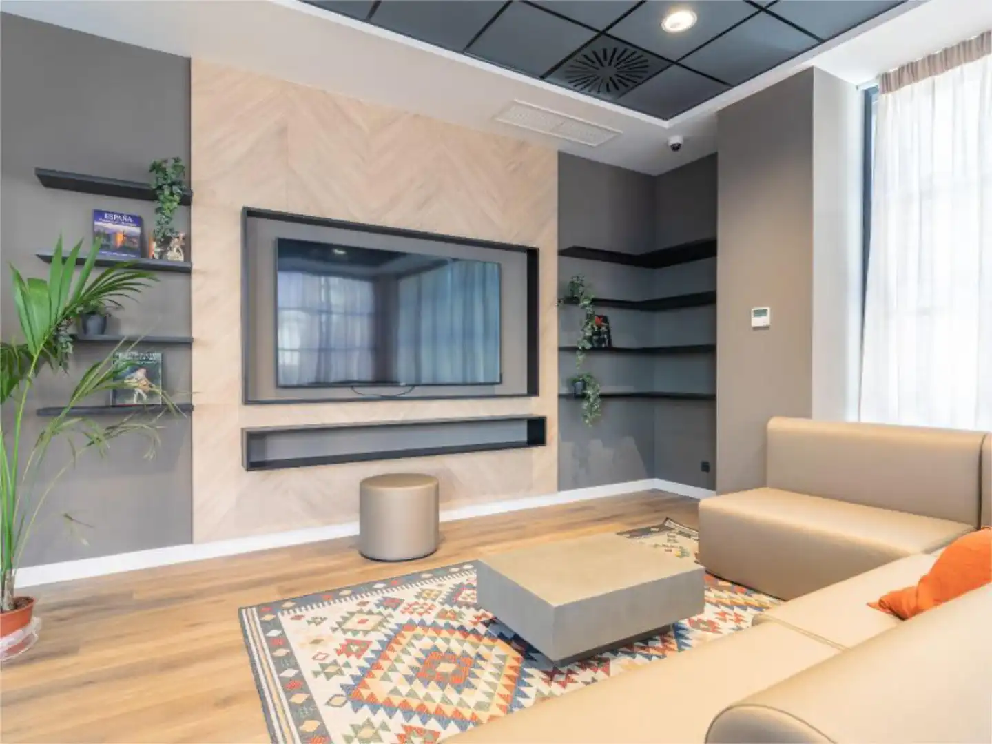 Habitació a Calle de Manuel Tovar, 14, Tres Olivos - Valverde Sala d'estar de Estudi per a compartir en Madrid amb Aire condicionat, Calefacció i Jardí privat