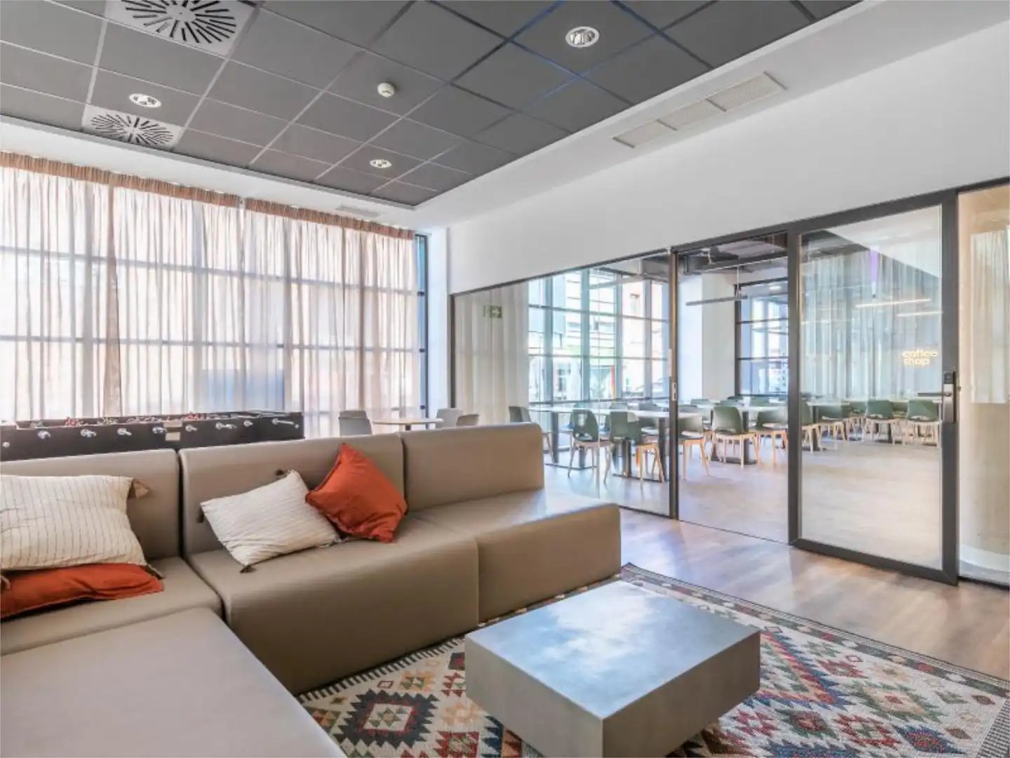 Habitació a Calle de Manuel Tovar, 14, Tres Olivos - Valverde Sala d'estar de Estudi per a compartir en Madrid amb Aire condicionat, Calefacció i Jardí privat