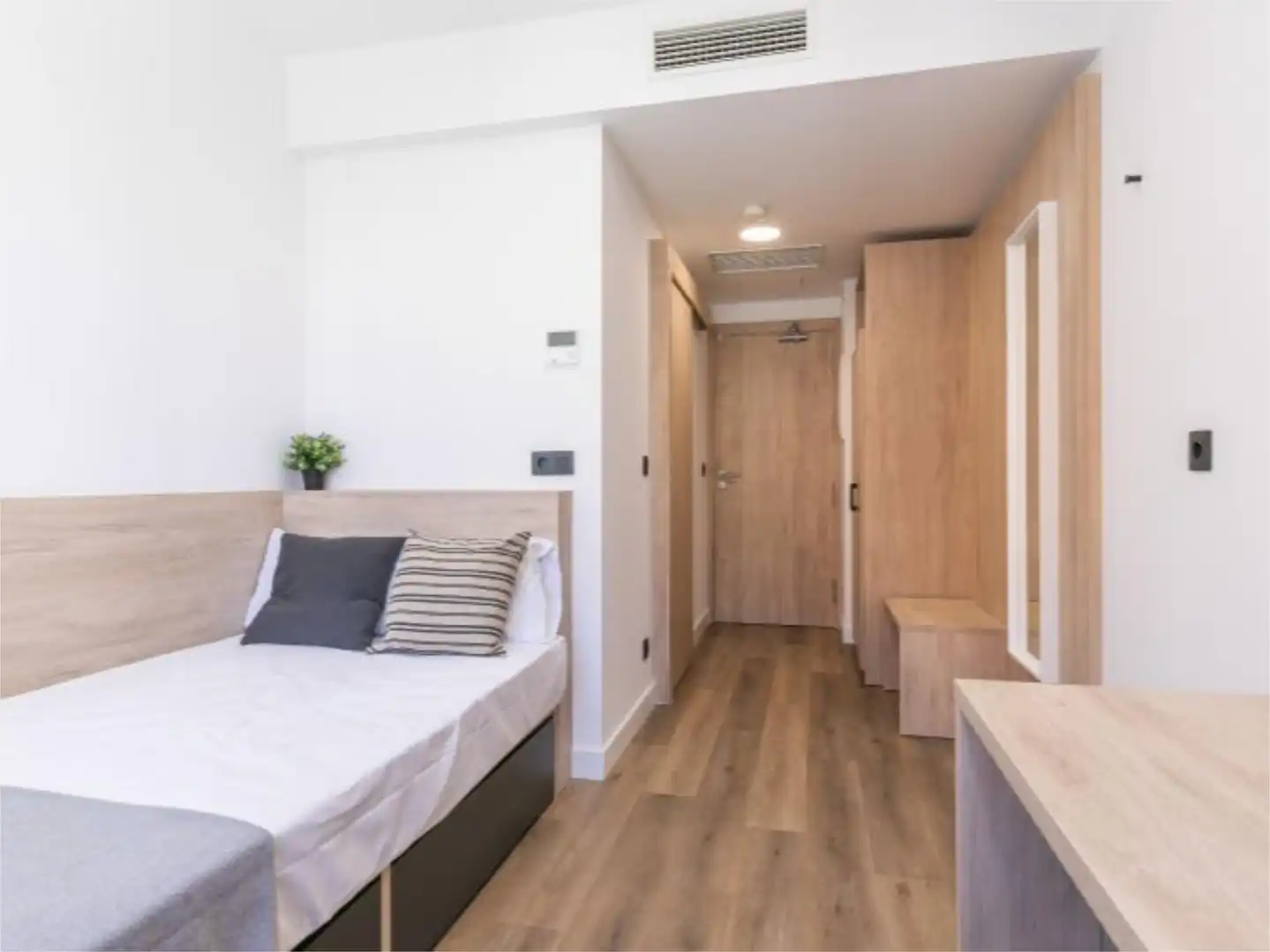 Habitació a Calle de Manuel Tovar, 14, Tres Olivos - Valverde Dormitori de Estudi per a compartir en Madrid amb Aire condicionat, Calefacció i Jardí privat