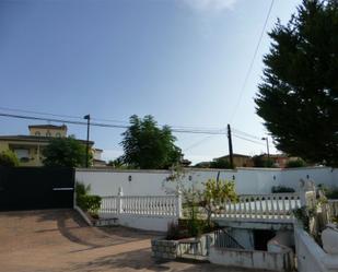 Vista exterior de Casa o xalet en venda en Cúllar Vega amb Aire condicionat, Terrassa i Piscina