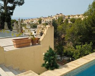 Vista exterior de Casa adosada per a compartir en La Nucia amb Terrassa, Piscina i Balcó