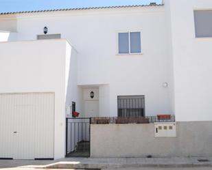 Exterior view of Single-family semi-detached for sale in Pozuelo de Calatrava  with Air Conditioner and Terrace