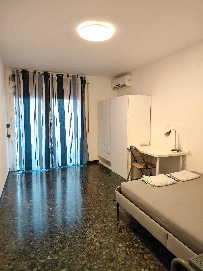Habitación de Estudio de alquiler en L'Hospitalet de Llobregat con Aire acondicionado, Terraza y Internet