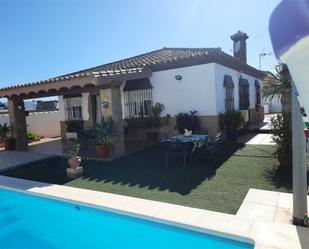 Vista exterior de Casa o xalet de lloguer en Chiclana de la Frontera amb Aire condicionat i Piscina