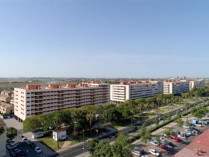 Vista exterior de Pis en venda en  Huelva Capital amb Aire condicionat, Parquet i Terrassa