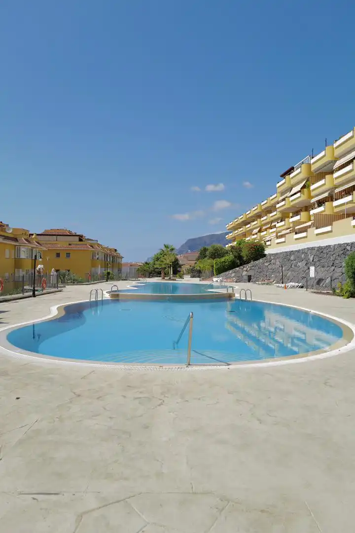 Piso en venta en Poligono S a U, 21, Alcalá Vista exterior de Piso en venta en Guía de Isora con Aire acondicionado, Terraza y Piscina