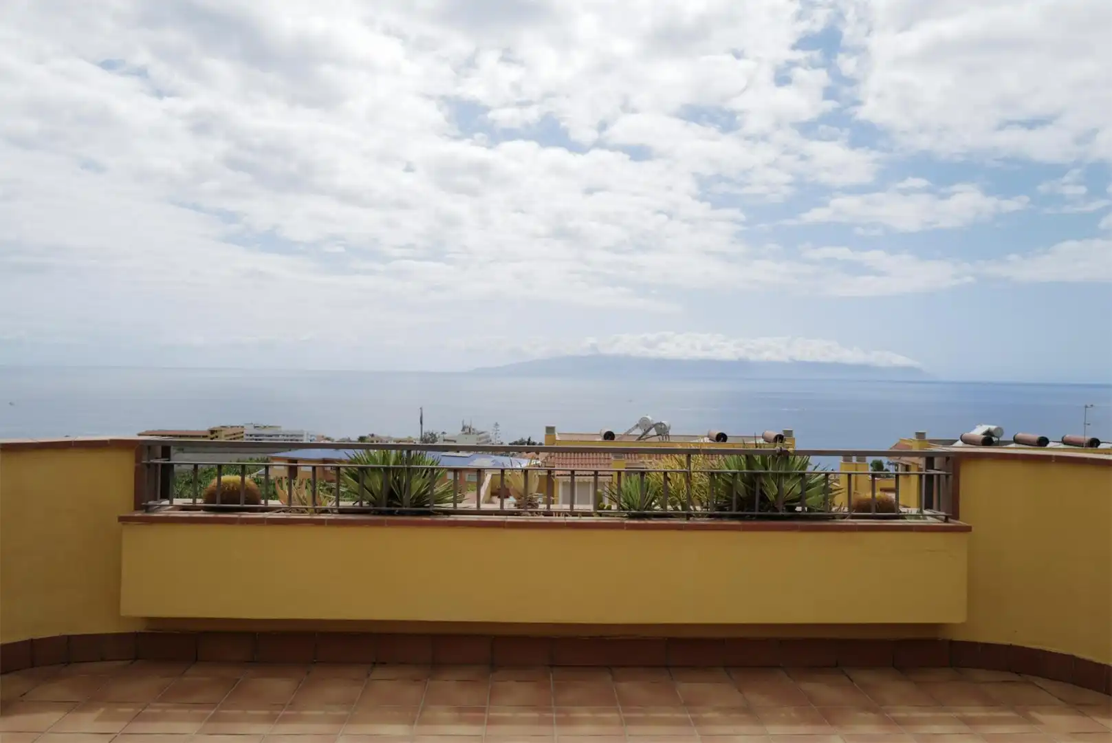 Piso en venta en Poligono S a U, 21, Alcalá Vista exterior de Piso en venta en Guía de Isora con Aire acondicionado, Terraza y Piscina