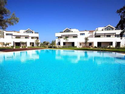 Swimming pool of Flat for sale in Sotogrande