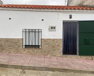 Vista exterior de Casa adosada en venda en Cañaveral amb Aire condicionat i Piscina